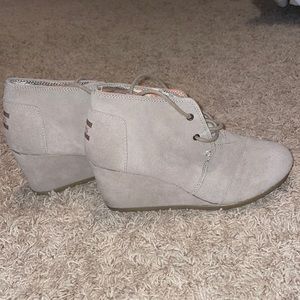 Toms wedges size 8 color grey